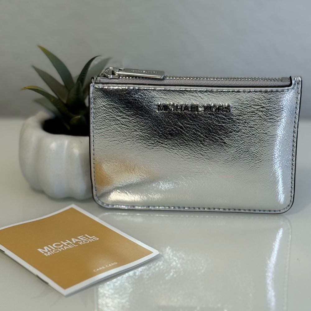 MICHAEL KORS
Jet Set Travel Small Top Zip Coin Pouch With ID Keychain 
Silvr
NWT
